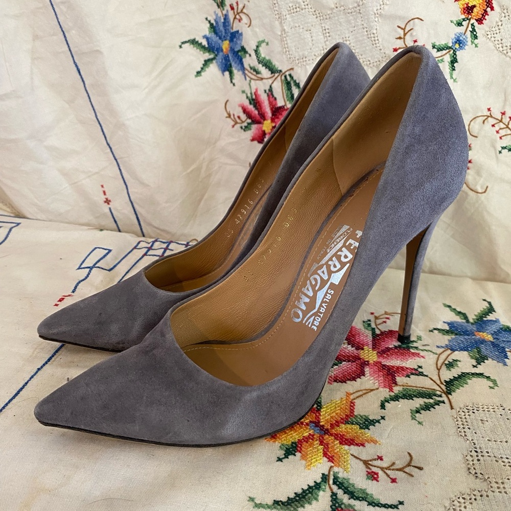 SOLD!! SALVATORE FERRAGAMO GRAY SUEDE POINTED TOE PUMPS